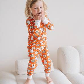 Barn iført Miffy Daisy Days-pyjamasæt i bambus til børn