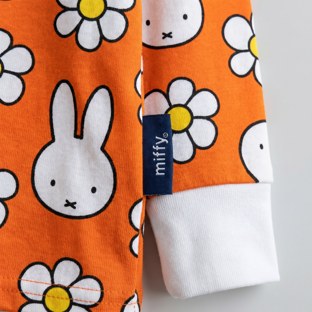 Barn klätt i pyjamaset Miffy Daisy Days i bambu från Children's
