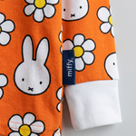 Barn klätt i pyjamaset Miffy Daisy Days i bambu från Children's