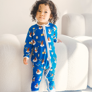 Barn som bär ZIPSTER x Miffy Starry Sleep-bambubarnkläder