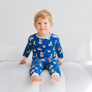 Barn iført Miffy Starry Sleep-pyjamasæt i bambus til børn