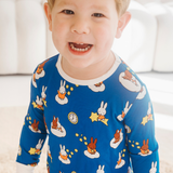 Barn klätt i pyjamaset ”Children's Miffy Starry Sleep” i bambu
