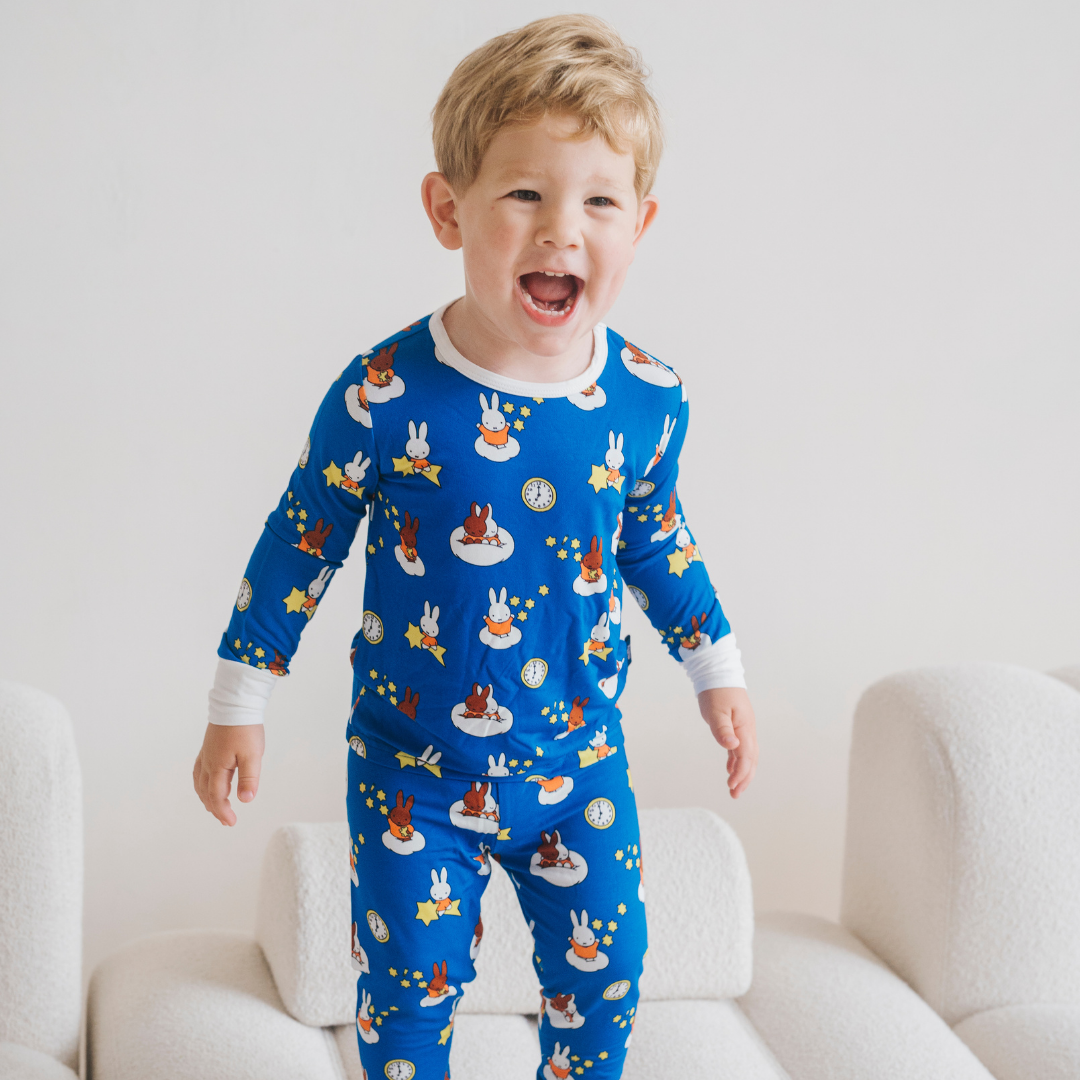Barn klätt i pyjamaset ”Children's Miffy Starry Sleep” i bambu