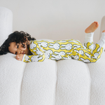Baby klädd i ZIPSTER x Miffy Hello Yellow bambu-babyoverall