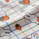 Nærbillede af det bløde bambusstof i børnenes Miffy Checkered Bloom-pyjamasæt i bambus