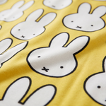 Nærbillede af det bløde bambusstof i børnenes Miffy »Hello Yellow«-pyjamasæt i bambus