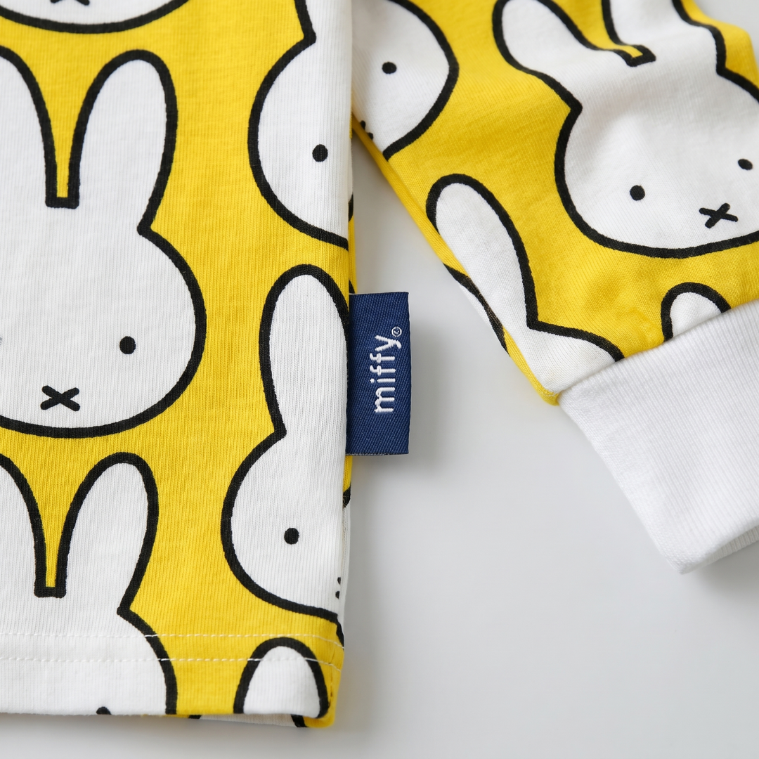 Miffy x Zipster vævet mærke på børnenes Miffy Hello Yellow bambus-pyjamasæt