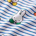 Närbild på det mjuka bambutyg som barnpyjamaset Miffy Peek-a-Boo Blue är tillverkat av
