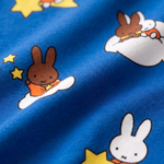 Närbild på det mjuka bambutyg som barnpyjamaset Miffy Starry Sleep är tillverkat av