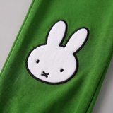 Designdetalje på Miffy i Move-bambus-loungesættet med cykel-sweatshirt og grønne joggingbukser