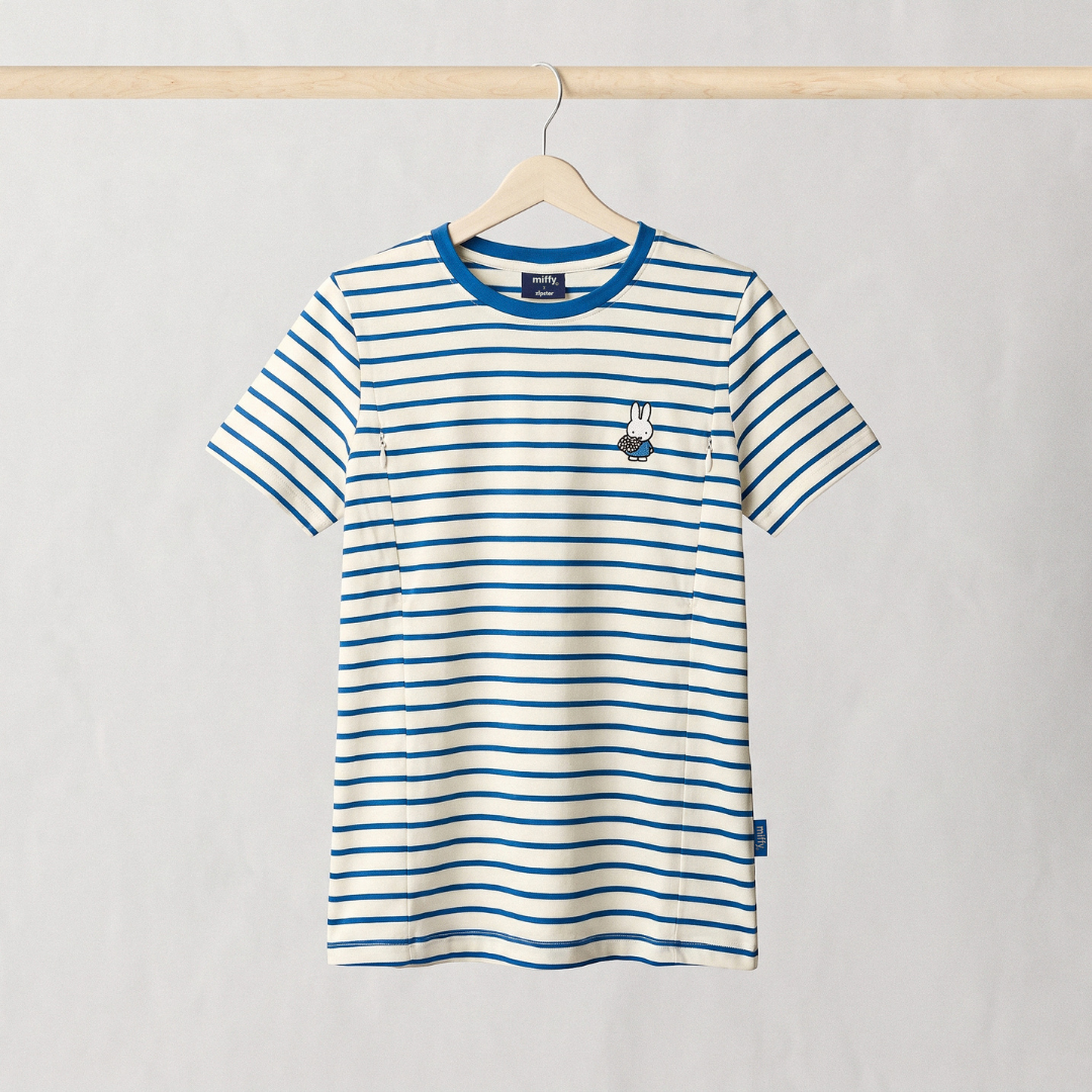 Miffy stribet amme-T-shirt med skjulte ammelukninger, set forfra