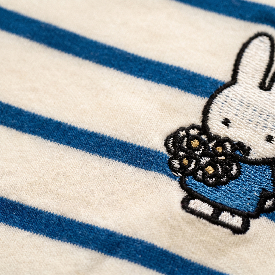 Designdetaljer på den Miffy stribede amme-T-shirt med skjulte amme-lynlåse