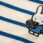 Designdetaljer på den Miffy stribede amme-T-shirt med skjulte amme-lynlåse