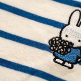 Designdetaljer på den Miffy stribede amme-T-shirt med skjulte amme-lynlåse
