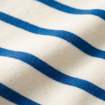 Nærbillede af det bløde bambusstof på den stribede Miffy amme-T-shirt med skjulte amme-lynlåse