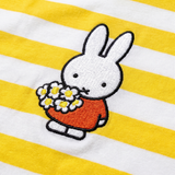 Designdetalj på barn-T-shirten Miffy i mönstret ”Bloom striped ringer”