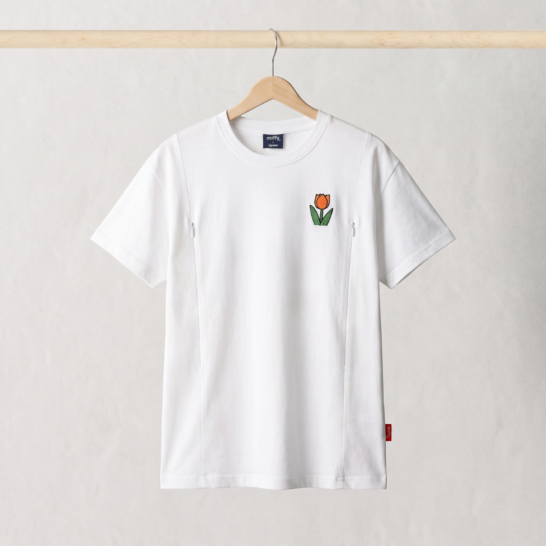 Miffy hvid amme-T-shirt med broderet tulipan og ammelukninger, set forfra