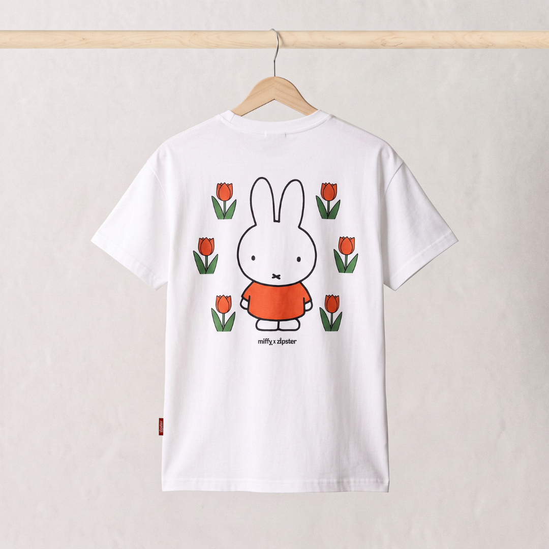 Bagside af den Miffy hvide amme-T-shirt med et stort Miffy blandt tulipaner-print