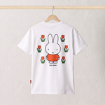 Bagside af den Miffy hvide amme-T-shirt med et stort Miffy blandt tulipaner-print