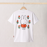 Bagside af den Miffy hvide amme-T-shirt med et stort Miffy blandt tulipaner-print