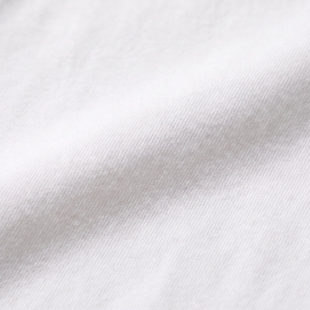 Nærbillede af det bløde bambusstof på den hvide amme-T-shirt Miffy