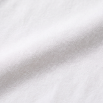 Nærbillede af det bløde bambusstof på den hvide amme-T-shirt Miffy