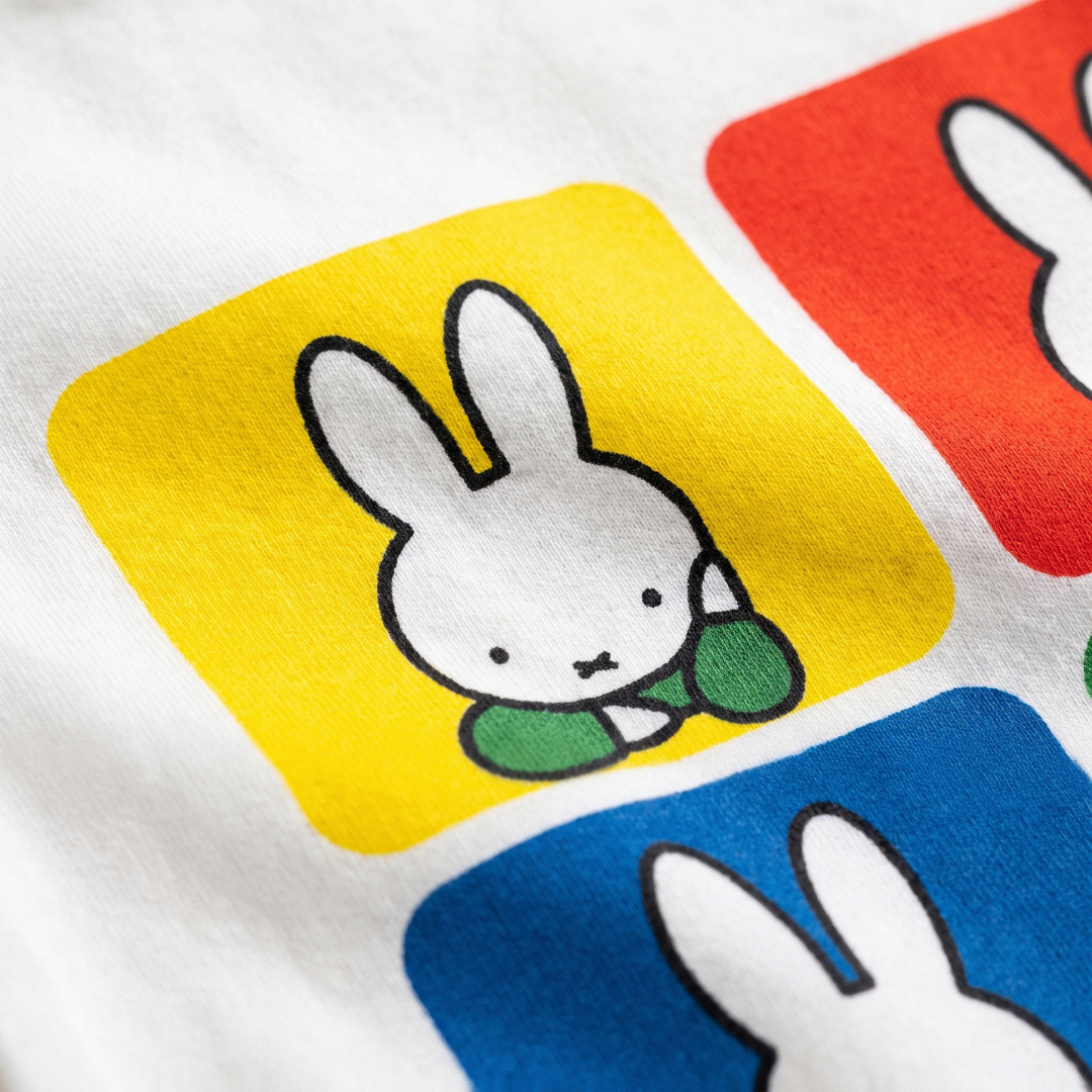 Nærbillede af pop-art-mønsteret Miffy på Retro Miffy pop-art bambus-babybodysuit