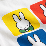 Nærbillede af pop-art-mønsteret Miffy på Retro Miffy pop-art bambus-babybodysuit