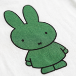 Designdetalje på den hvide Miffy børne-T-shirt med grønt Miffy-tryk