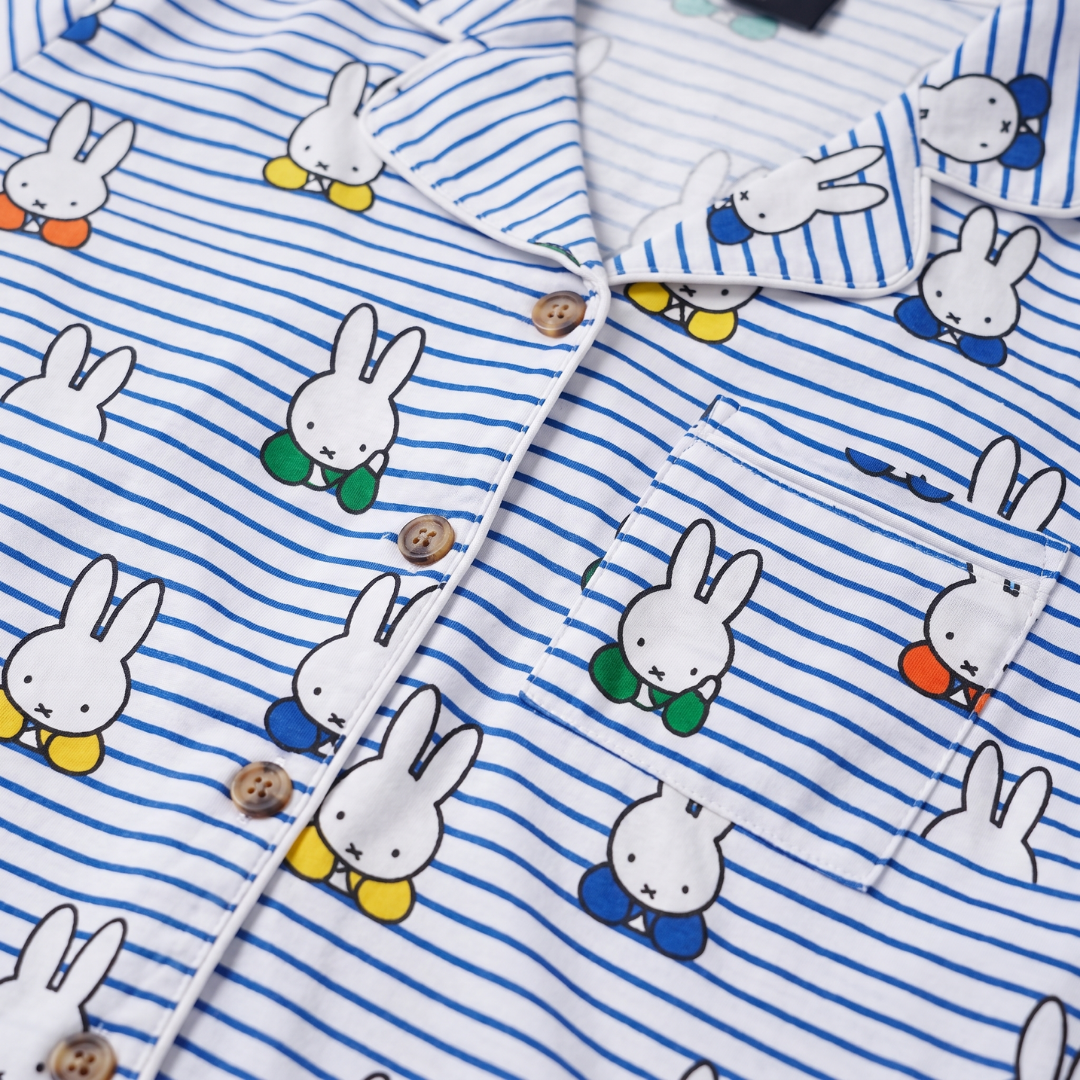 Designdetalj på pyjamasuppsättningen Miffy Peek-a-Boo Blue i bambu för herrar