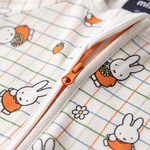 Dragkedja som går åt båda hållen på ZIPSTER x Miffy rutig Bloom-babydräkt i bambu