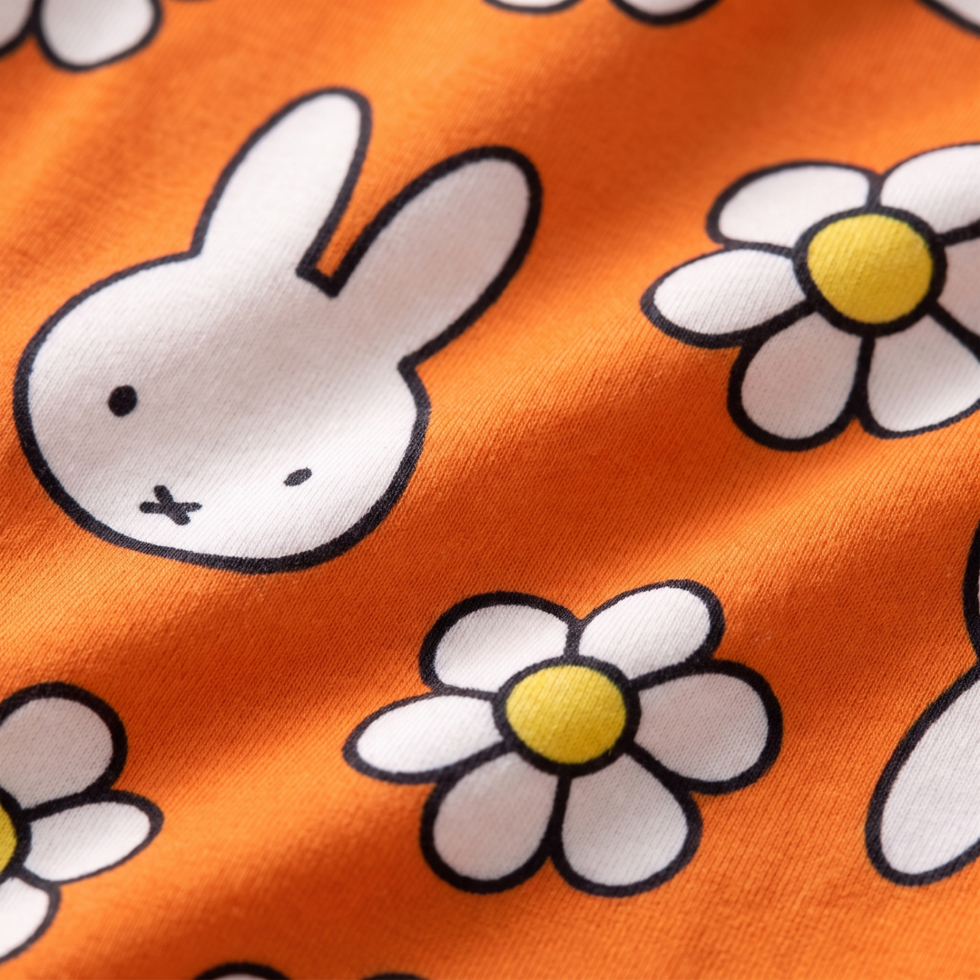 Närbild på det mjuka bambutyg som barnpyjamaset Miffy Daisy Days är tillverkat av
